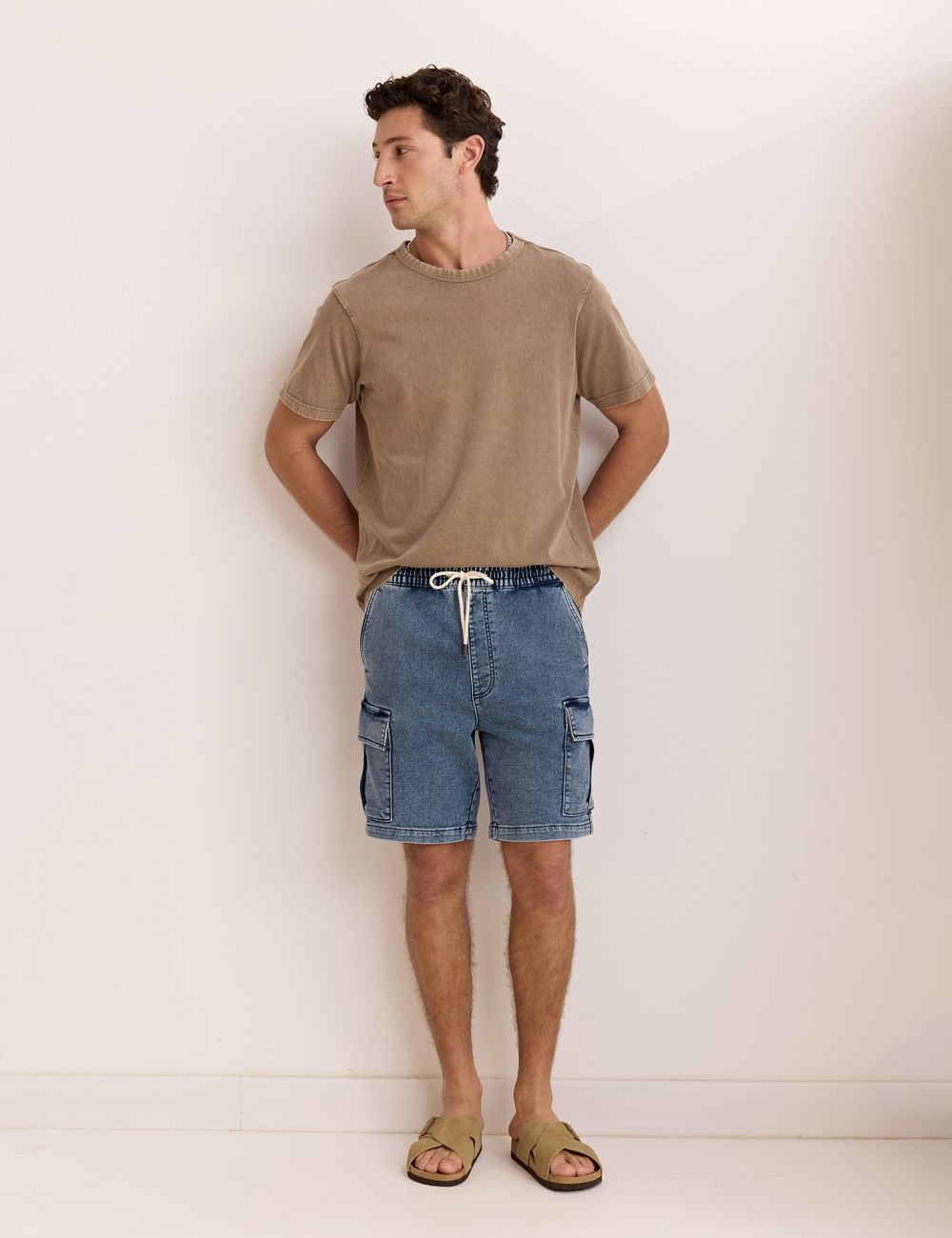 מכנסיי דגמח קצרים