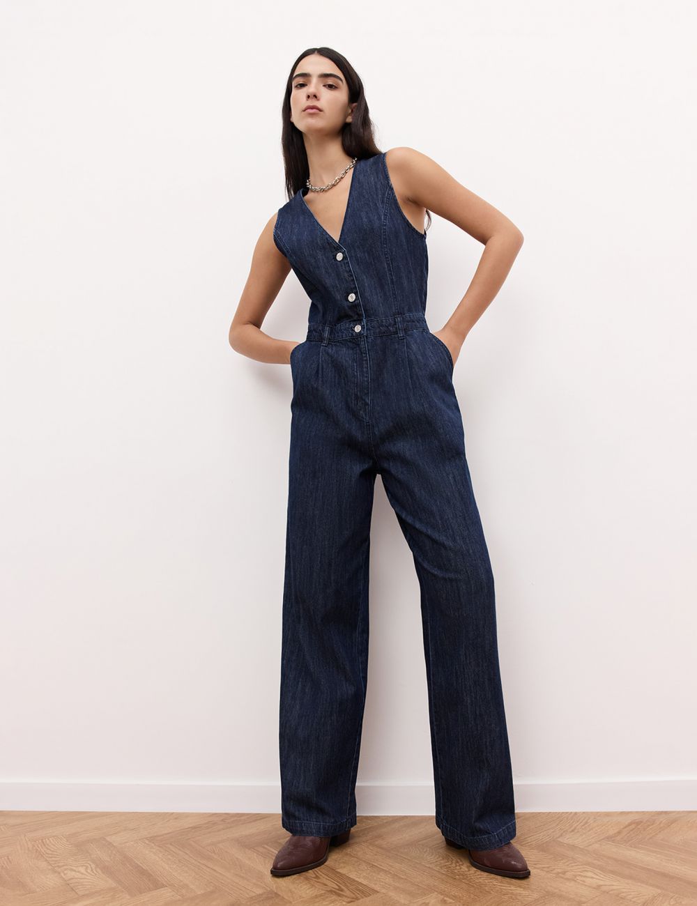 אוברול וסט במראה ג׳ינס