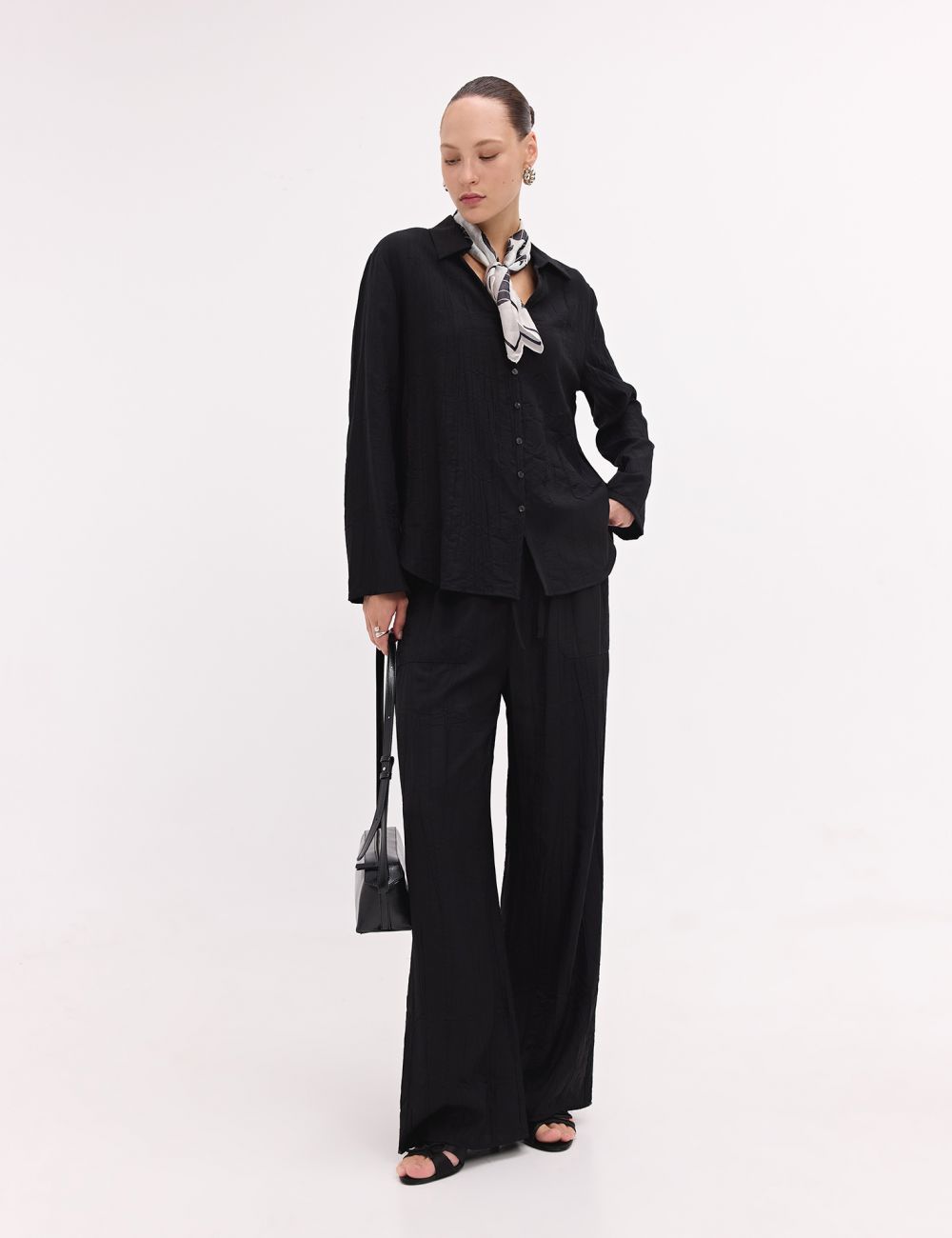 מכנסיים נשפכים מבד מקומט