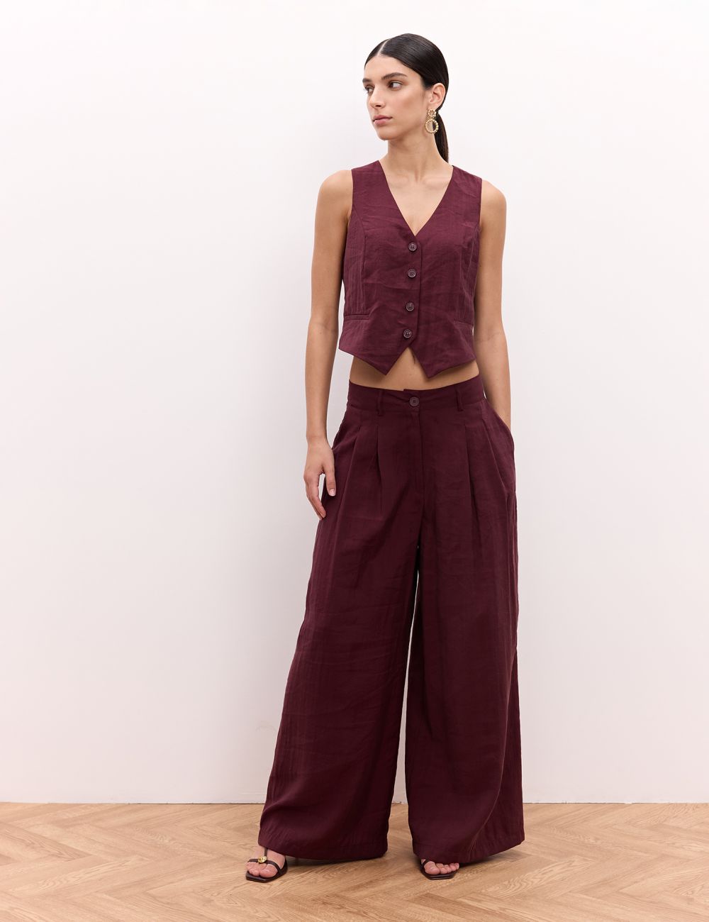 מכנסיים רחבים עם קפלים