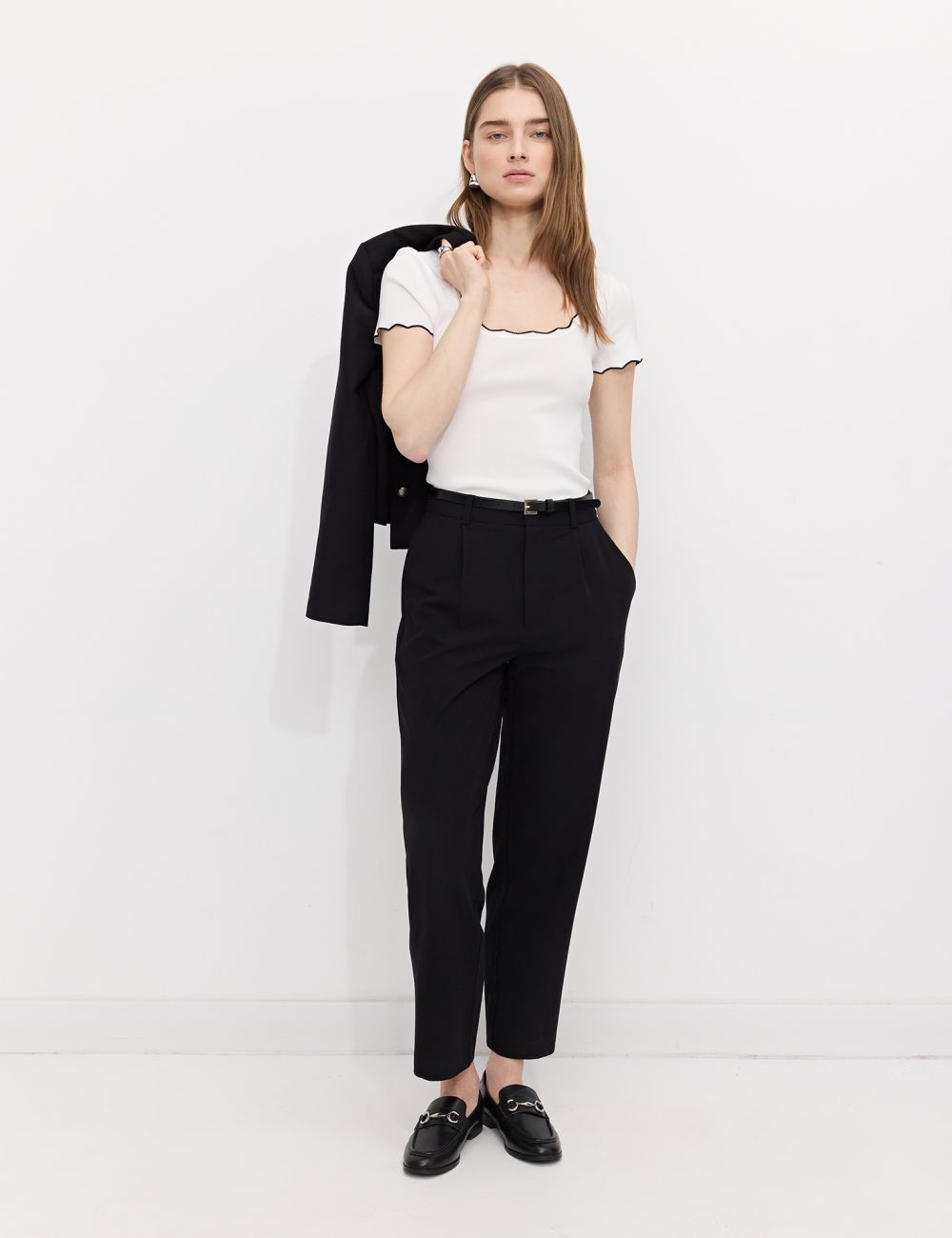 מכנסיים מחוייטים עם חגורה