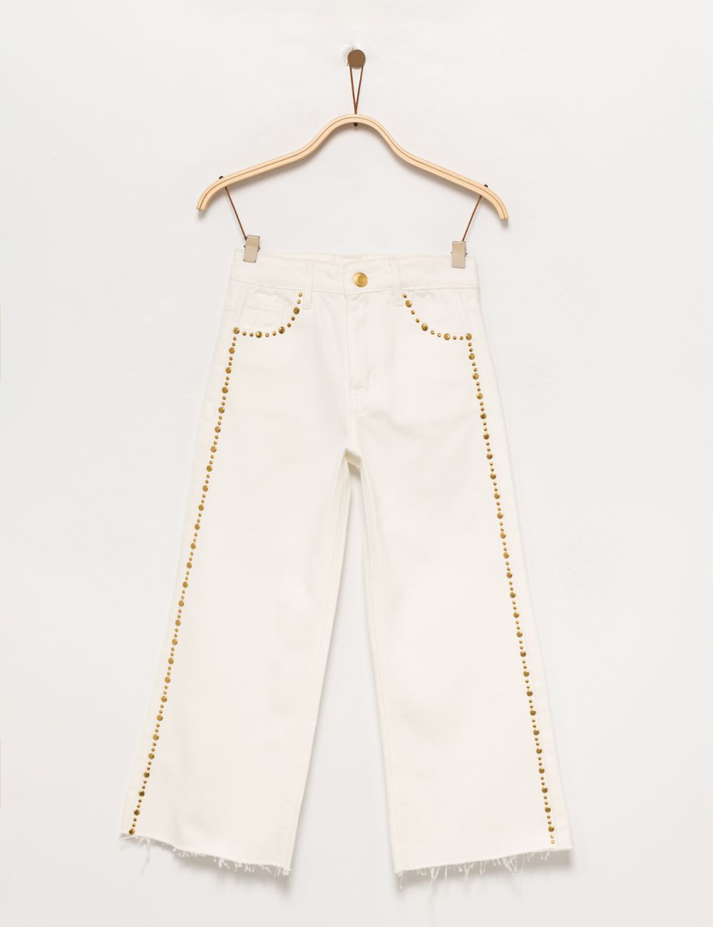 מכנסיים עם ניטים