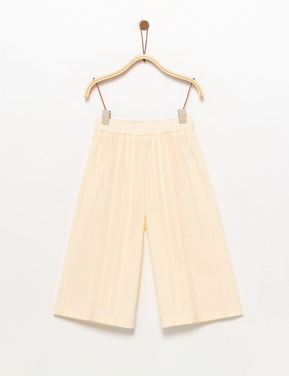 מכנסיים עם פס תחרה