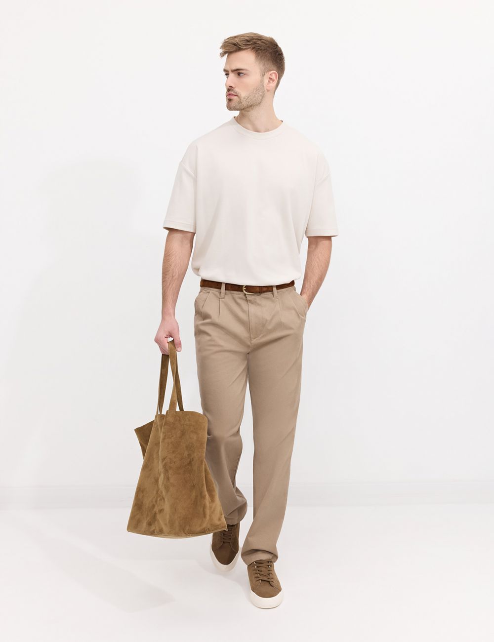 מכנסיים עם קפלים קדמיים