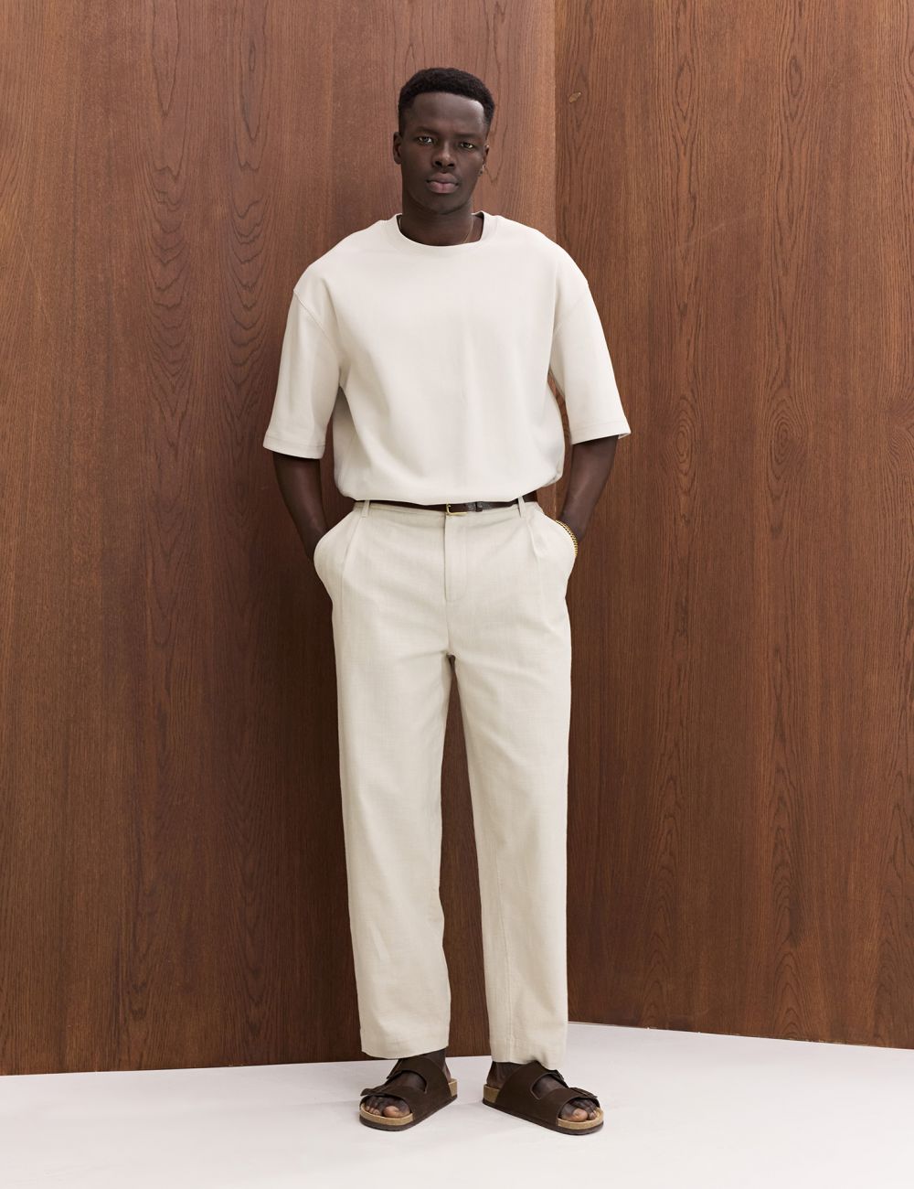 מכנסיים מחויטים עם קפלים