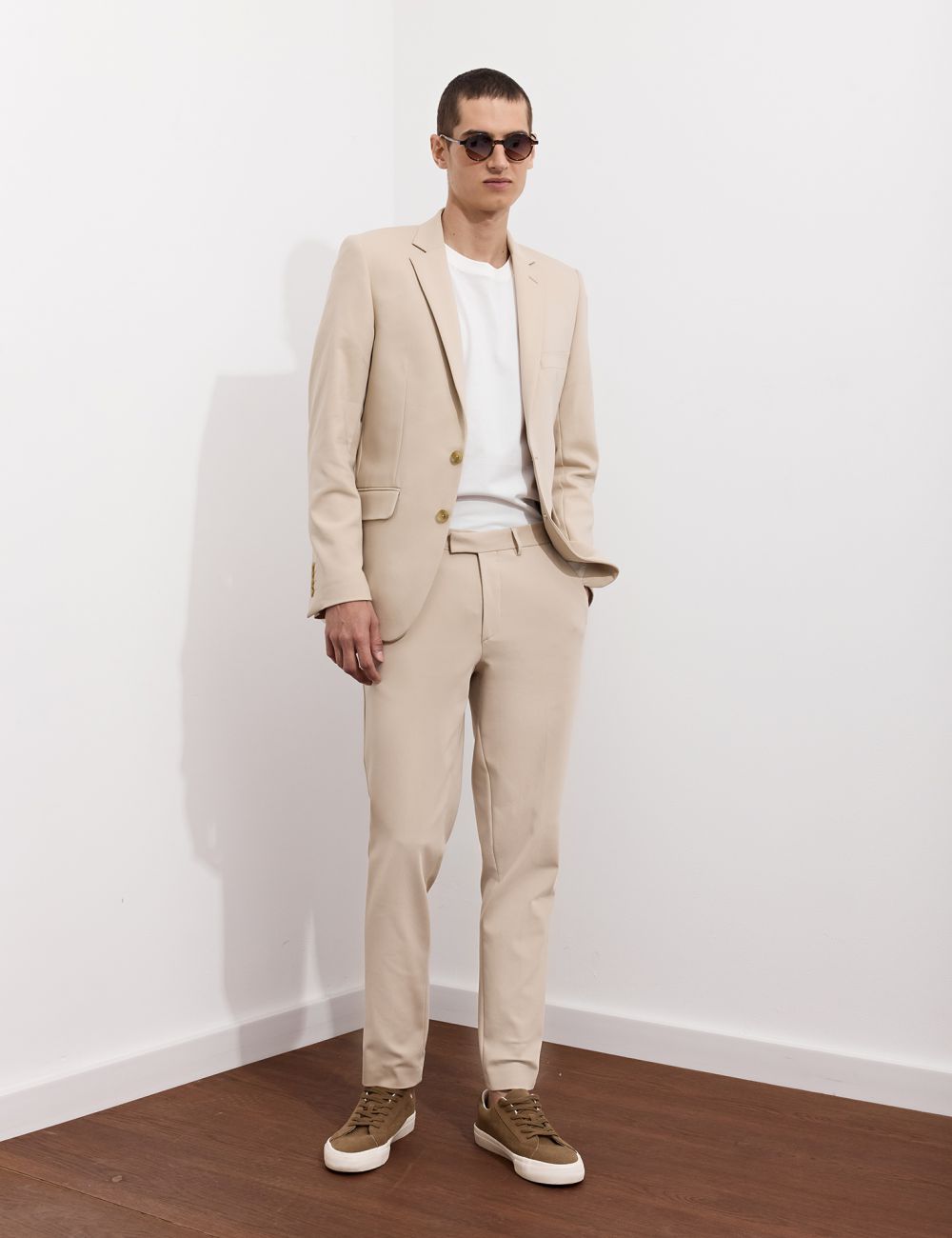 מכנסיים מחויטים לחליפה