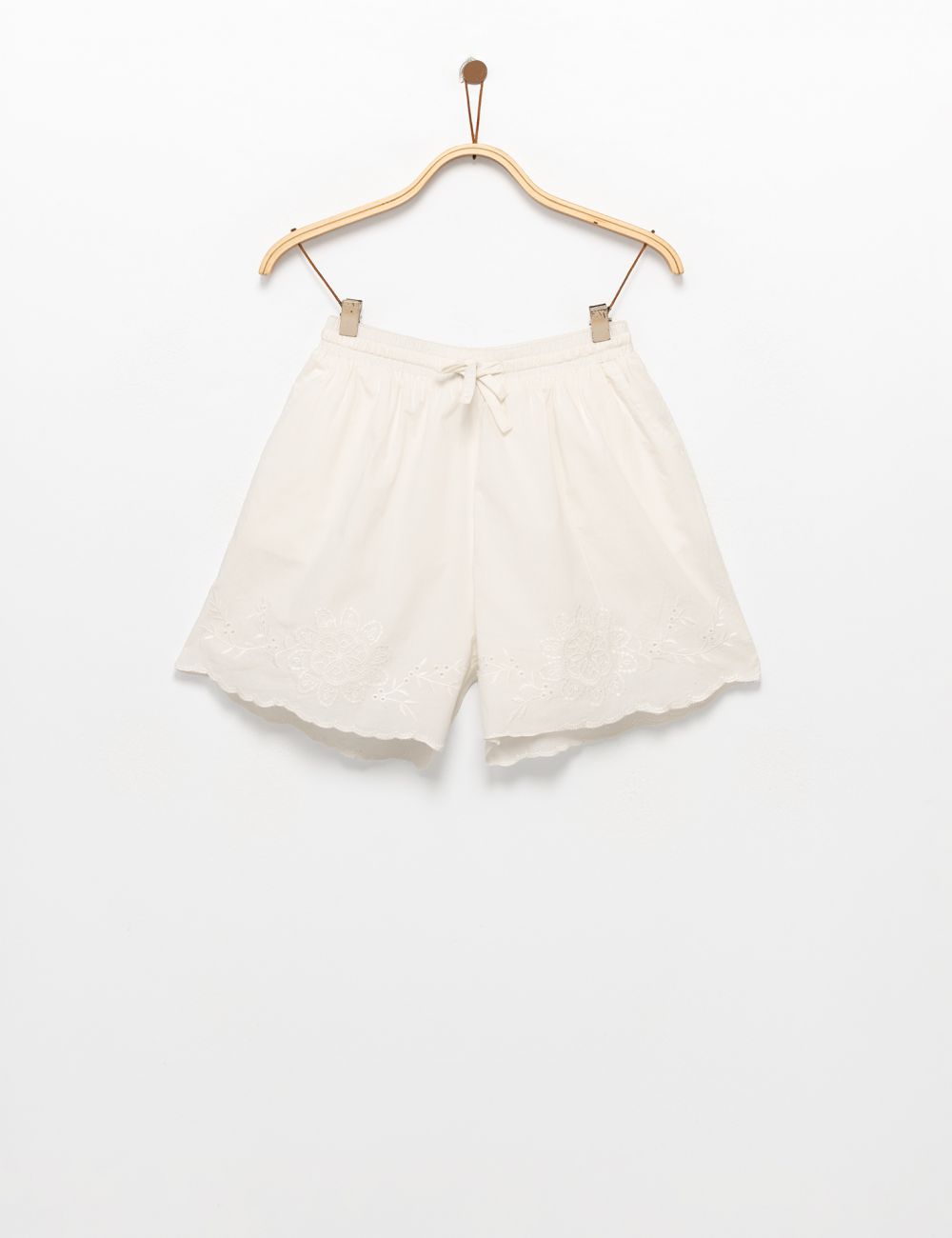 מכנסיים קצרים עם רקמה