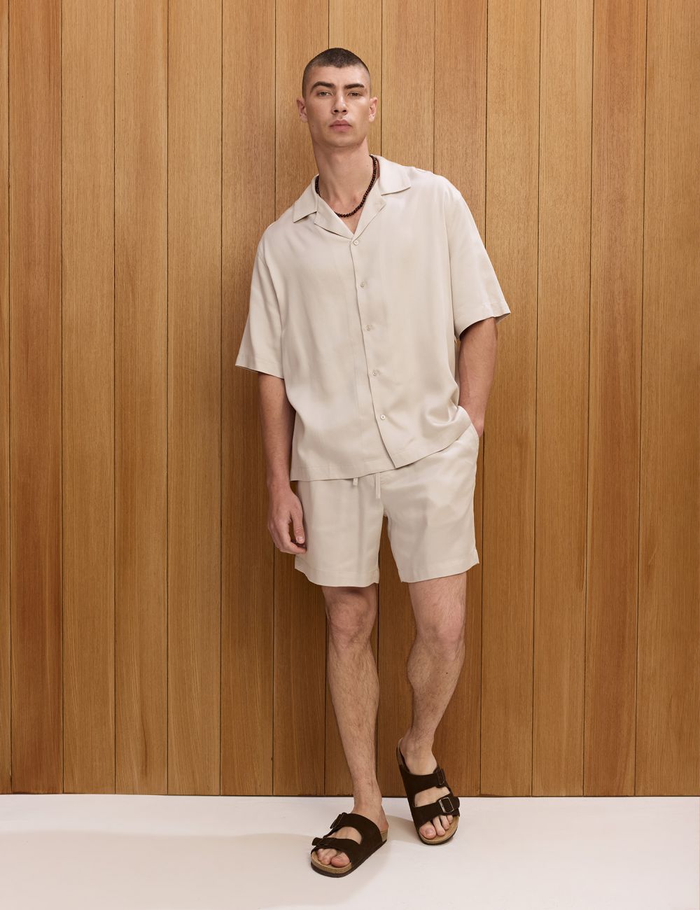 מכנסיים עם חגורה אלסטית