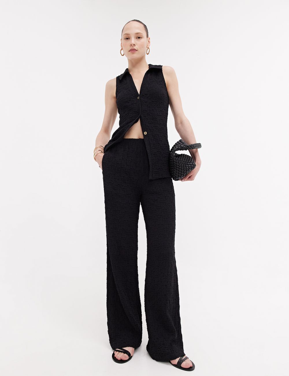 מכנסיים בגזרה נשפכת מבד טקסטורה