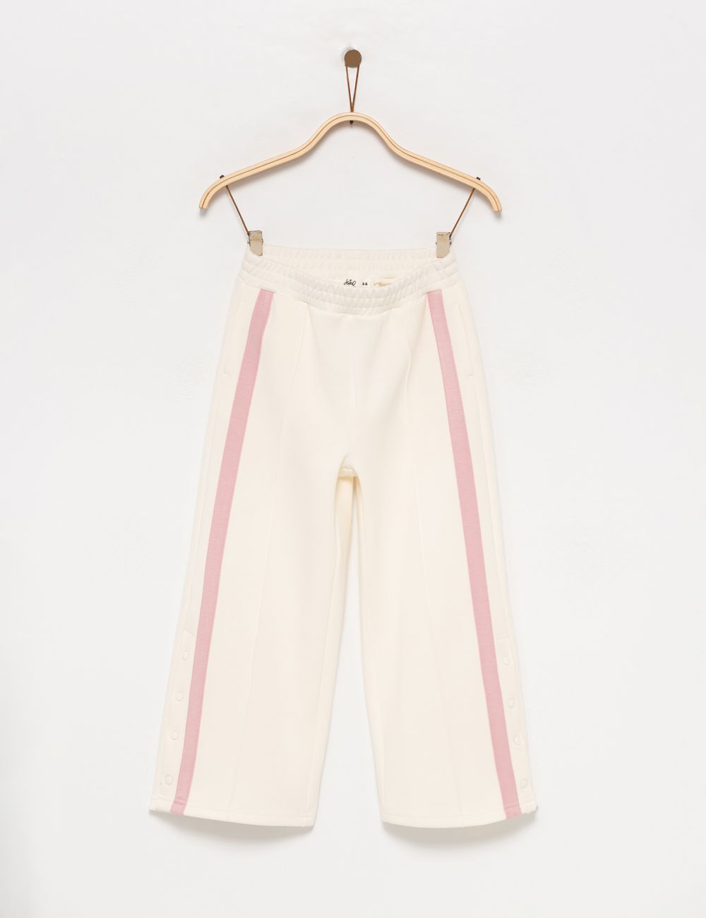 מכנסיים עם סרט קונטרסטי וטיקטקים