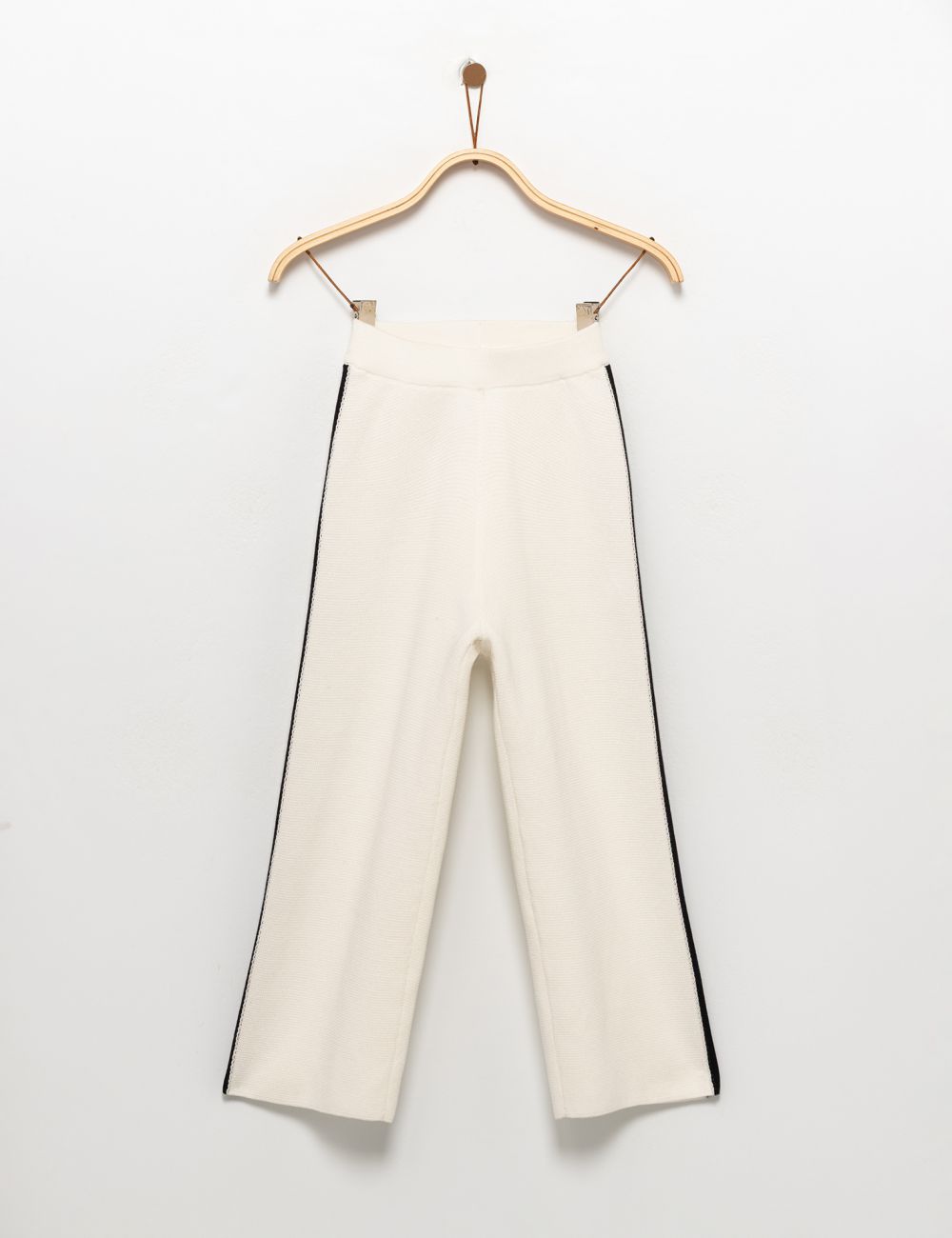 מכנסי סריג עם פסים בצדדים