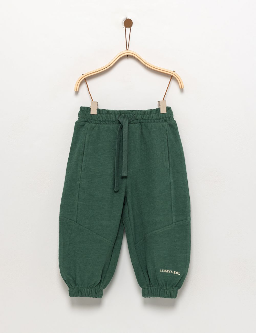 מכנס עם חתכים וטקסטורה