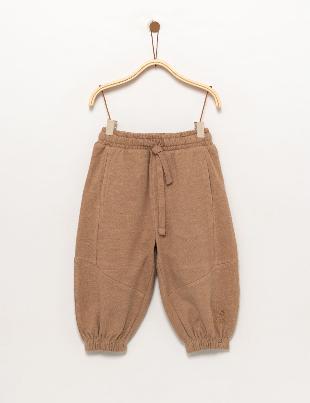 מכנס עם חתכים וטקסטורה