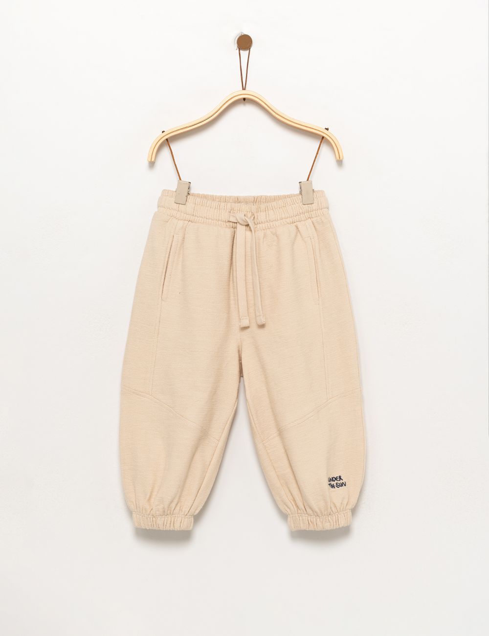 מכנס עם חתכים וטקסטורה