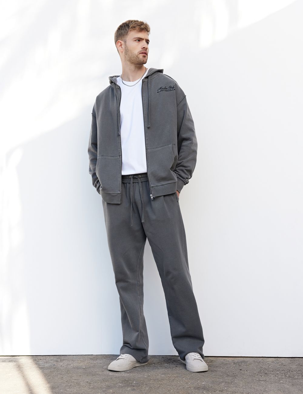 מכנסי טרנינג עם אוברלוק הפוך