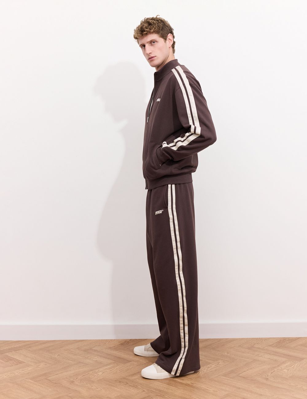 מכנסיים wide-leg עם פסים בצד