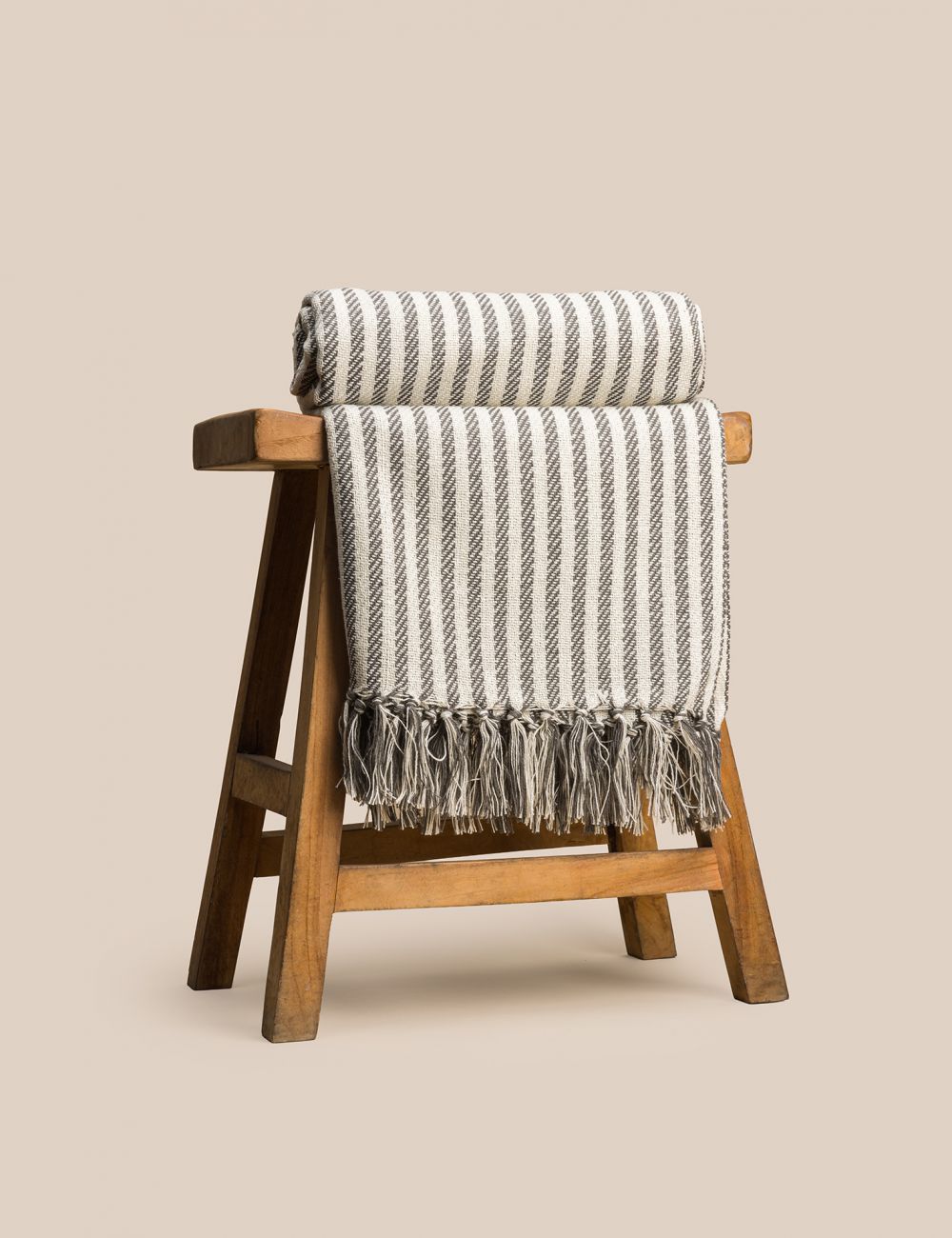 שמיכת טלווזיה פסים אפור לבן  130X180CM