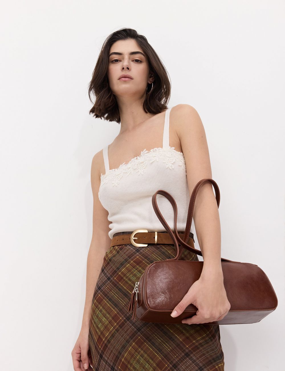 גופייה עם עיטור תחרה במחשוף