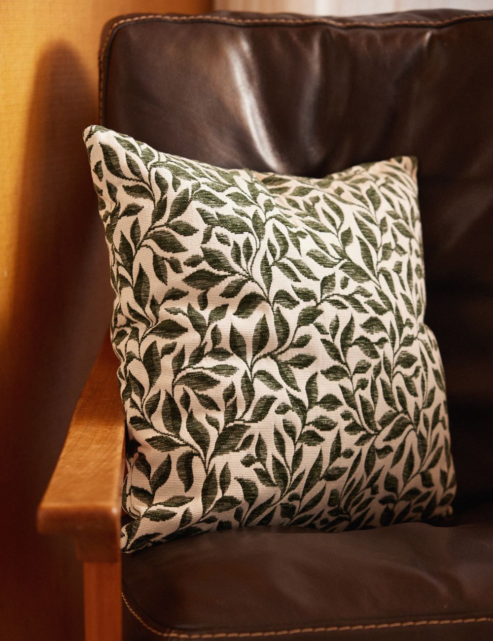 כרית נוי רקמת עלים 45X45CM