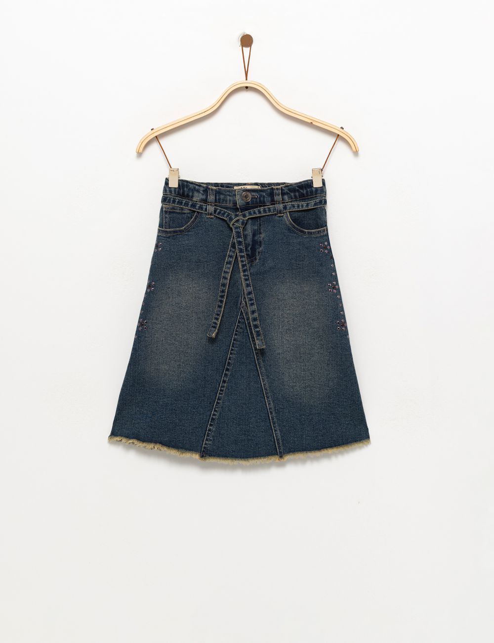 חצאית ג׳ינס עם ניטים
