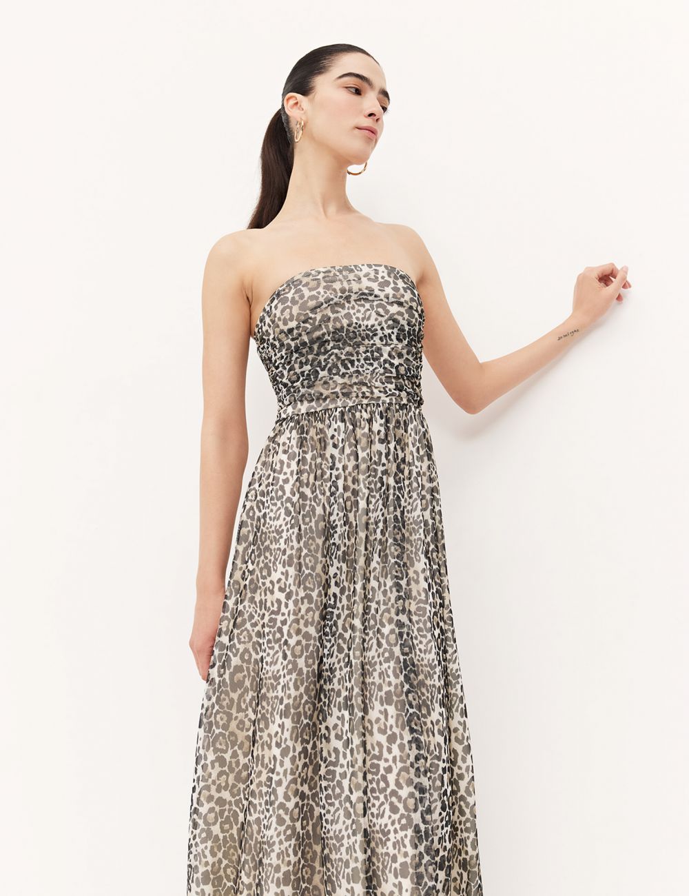 שמלת טול סטרפלס באורך מידי