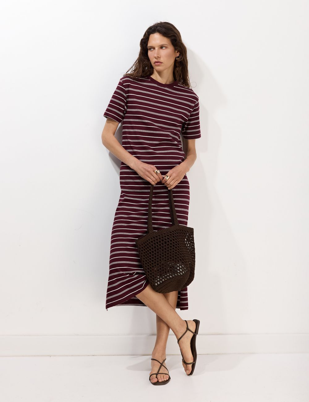 שמלת טי שירט מקסי עם שרוולים קצרים ושסע