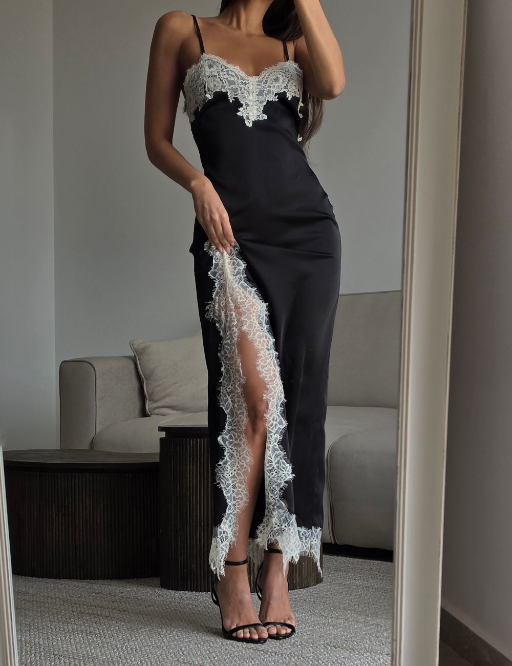 שמלת סאטן עם גימורי תחרה