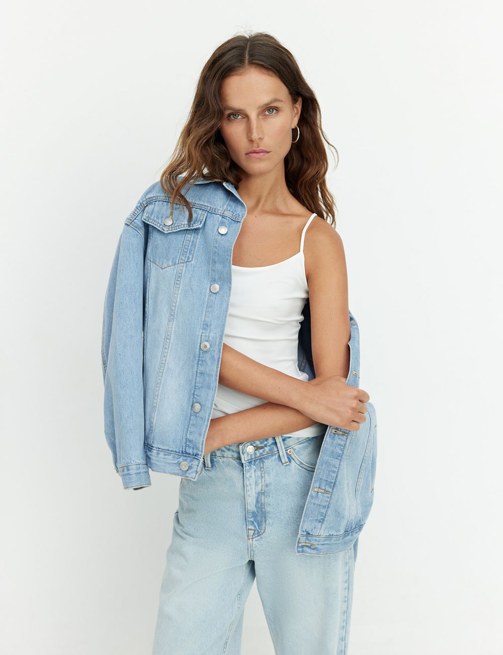 גופיה עם כתפיות דקות