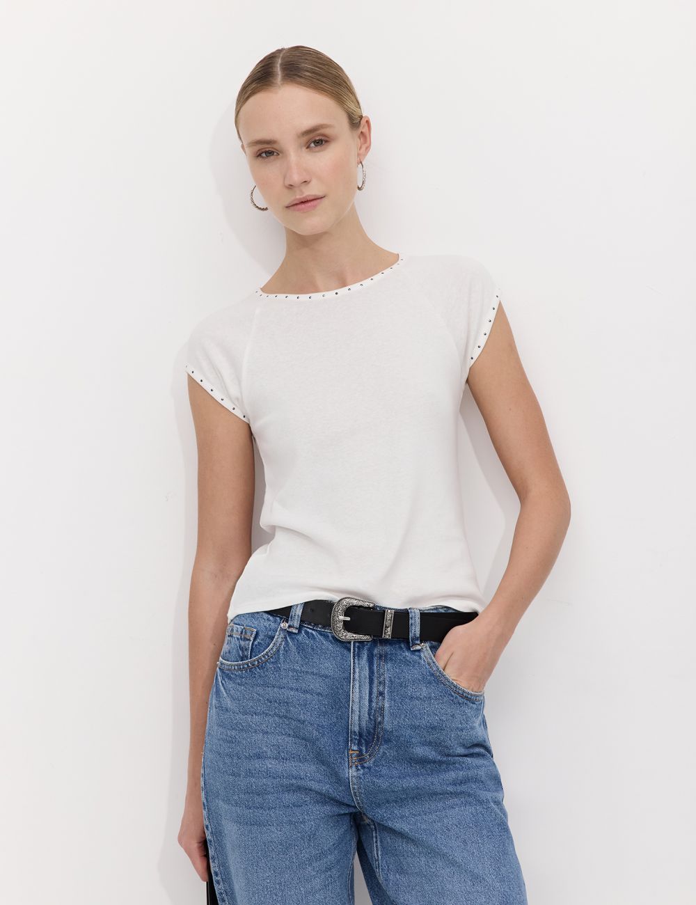 טי שירט עם אבנים בשרוול