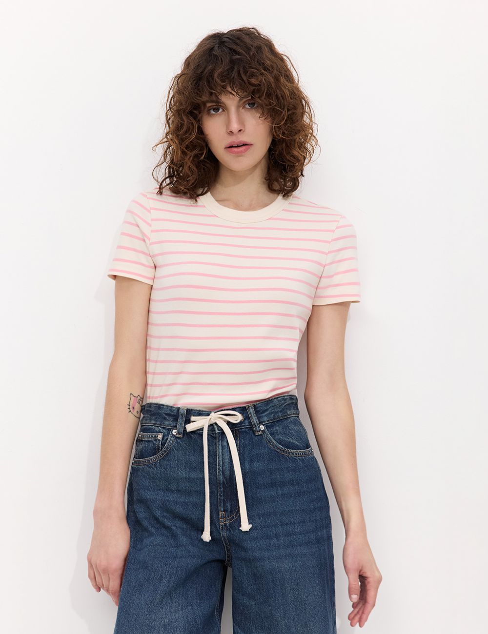 חולצת טי עם צווארון עגול