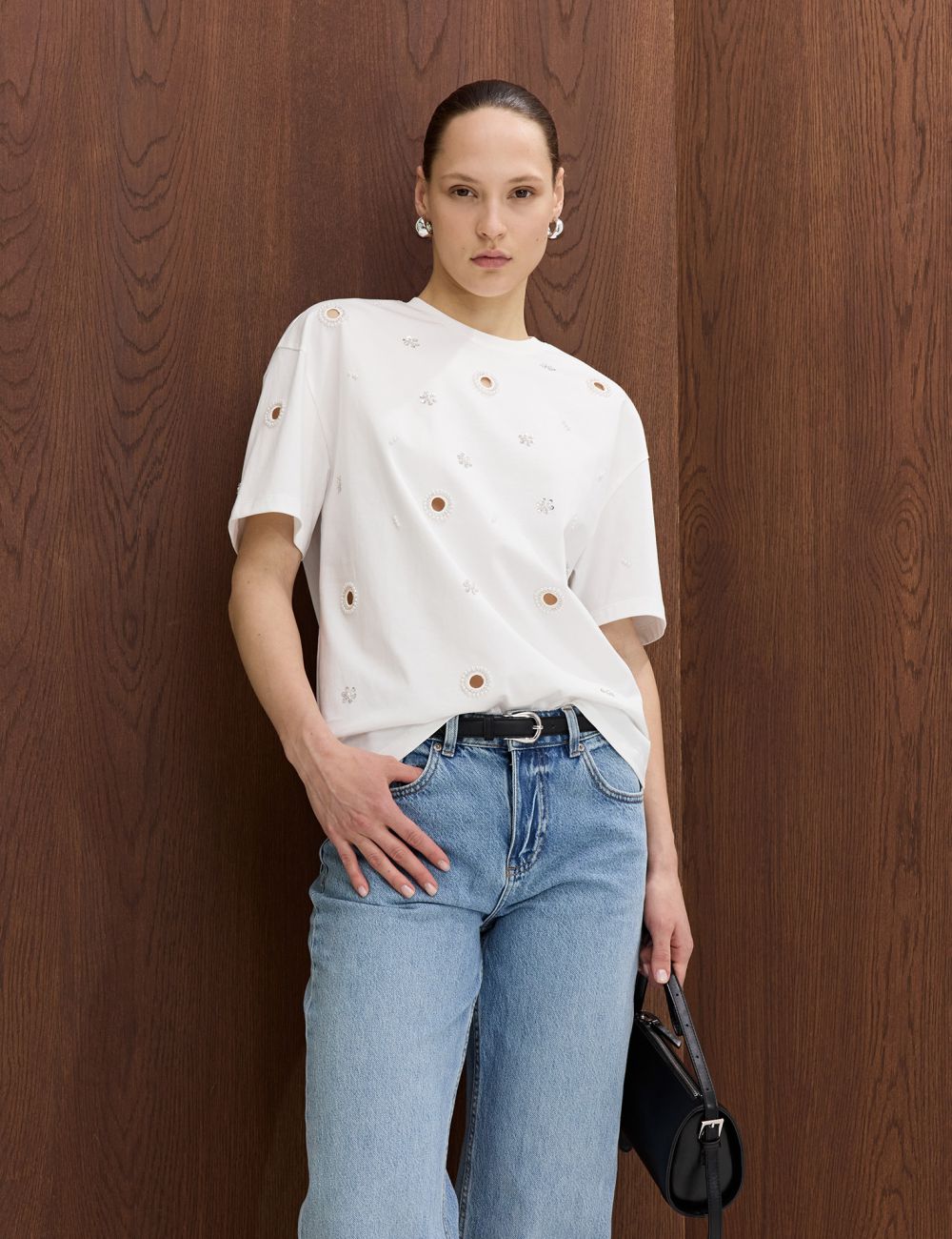 חולצת טי שרט עם פנינים ואבנים