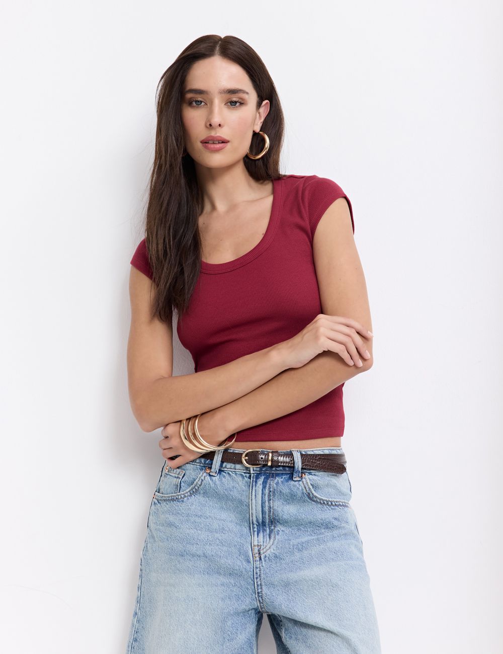 טי שירט ריב מחשוף עגול נמוך