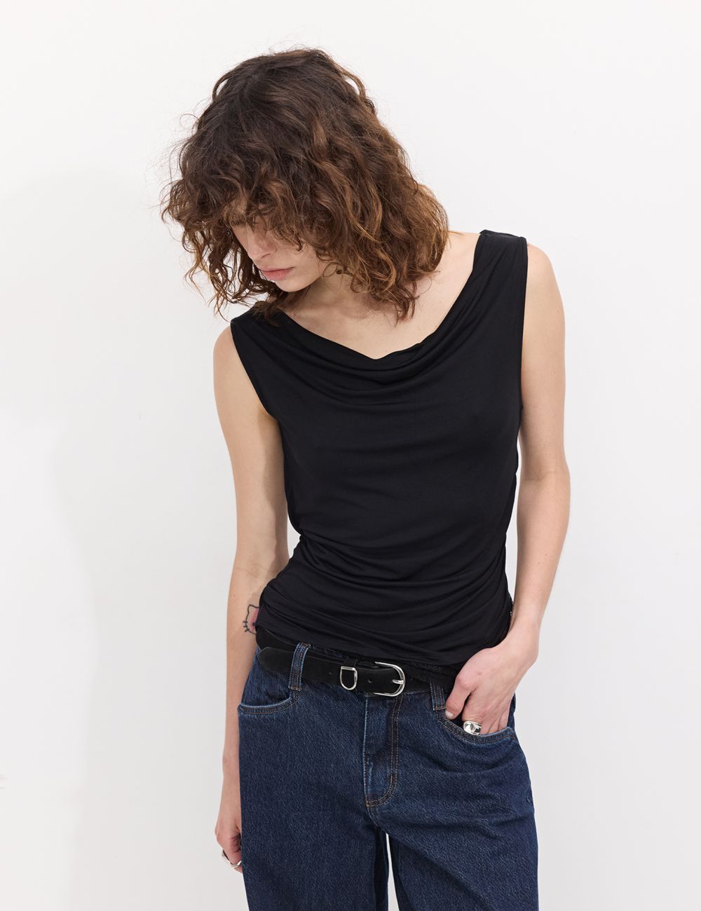 חולצת דרייפינג רכה בעיטור תחרה