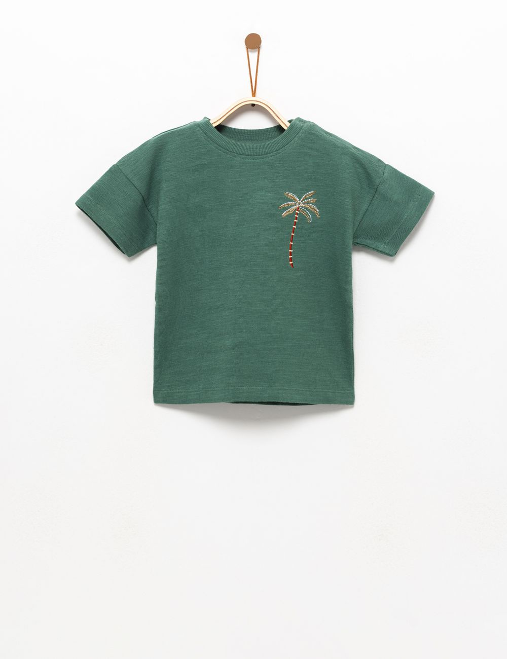 טי שירט עם טקסטורה ורקמה