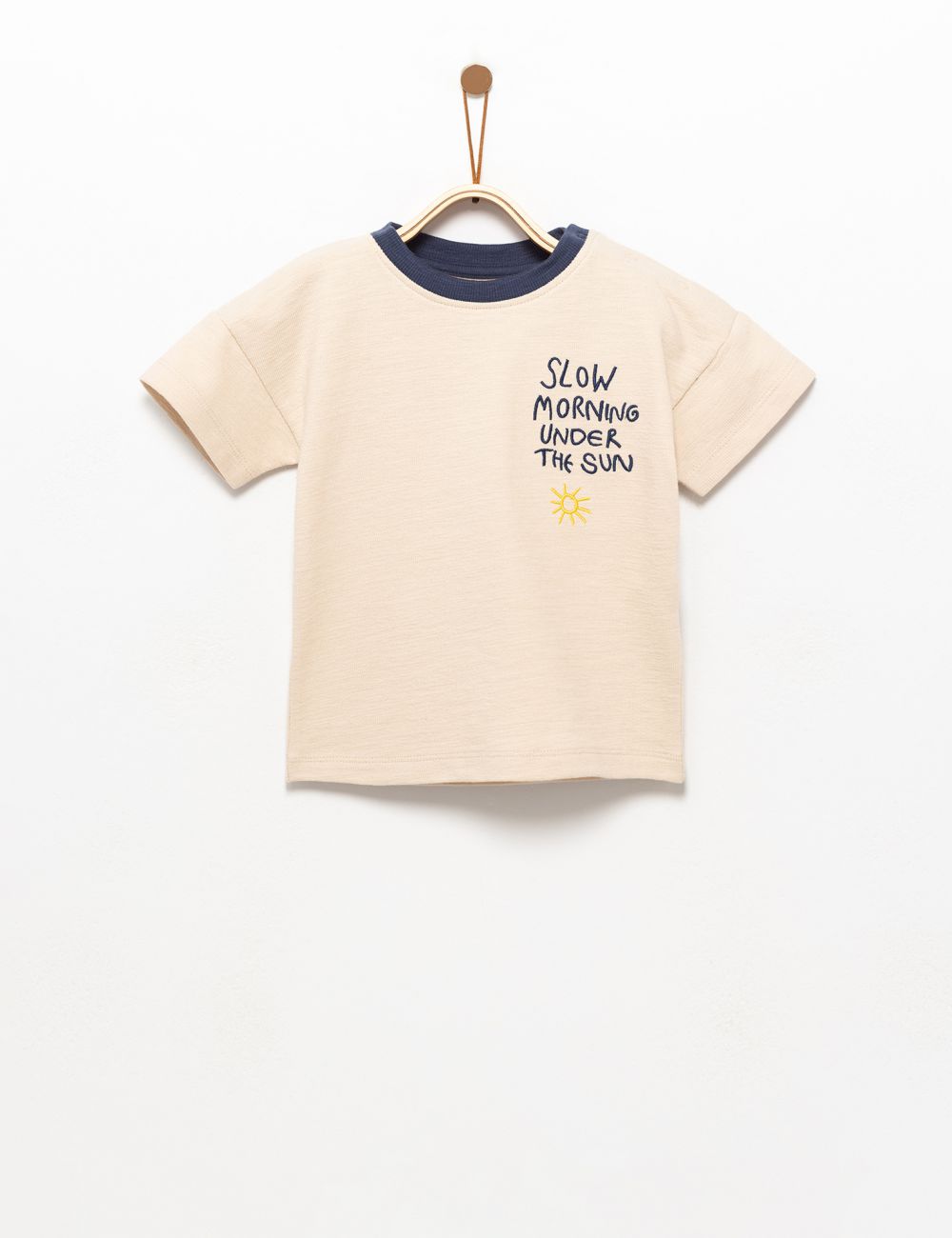 טי שירט עם טקסטורה ורקמה