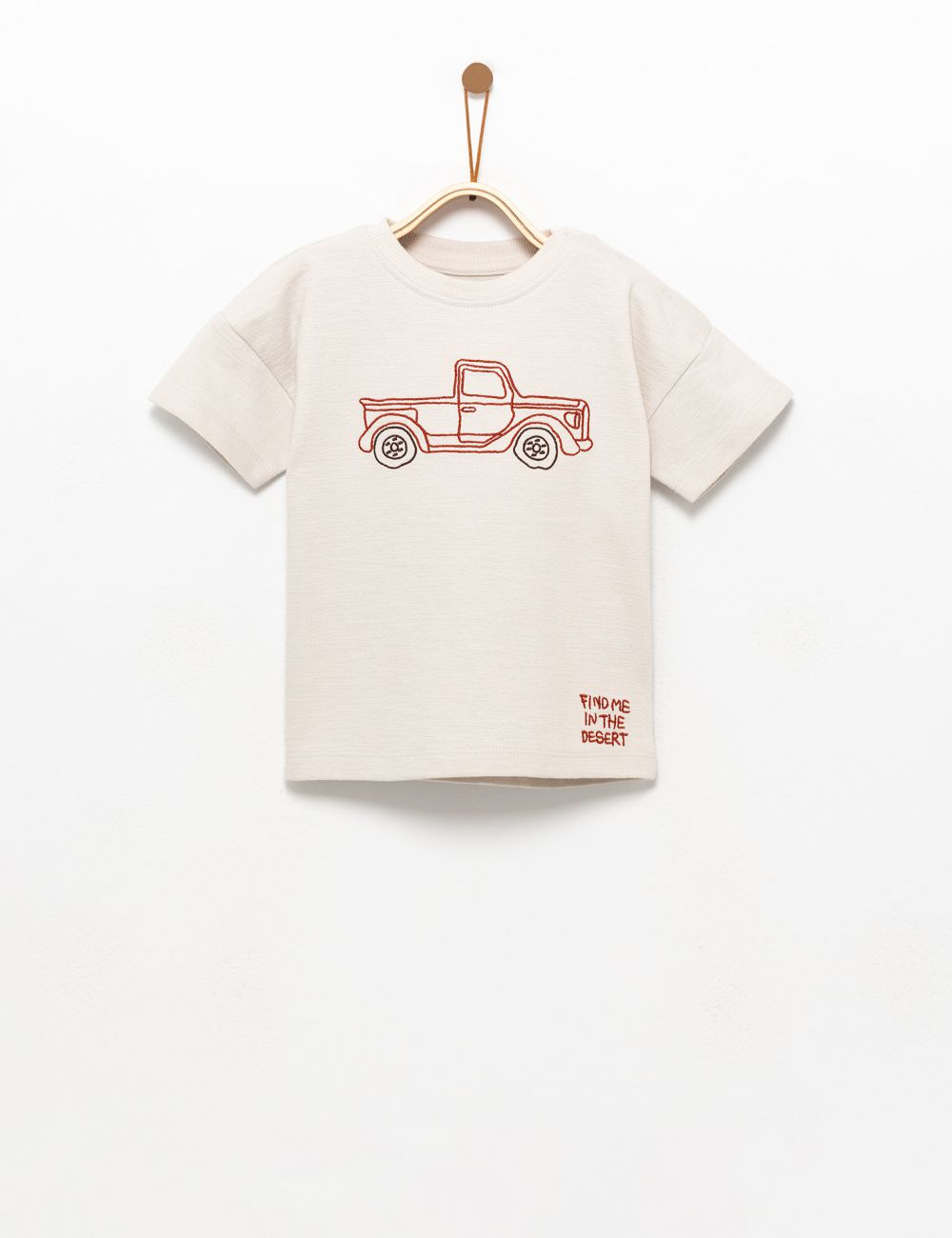 טי שירט עם טקסטורה ורקמה