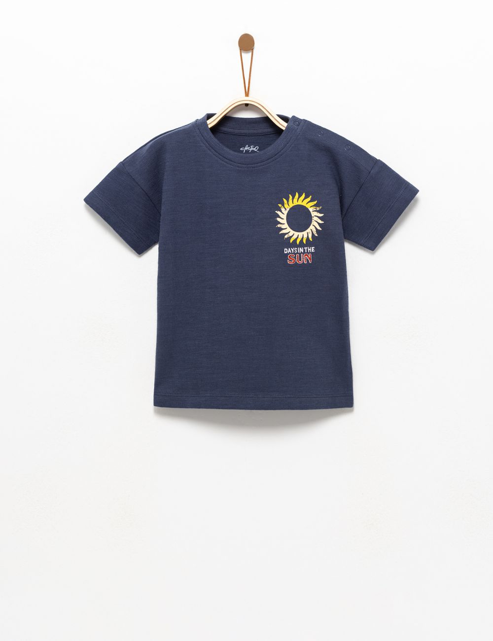 טי שירט עם טקסטורה ורקמה