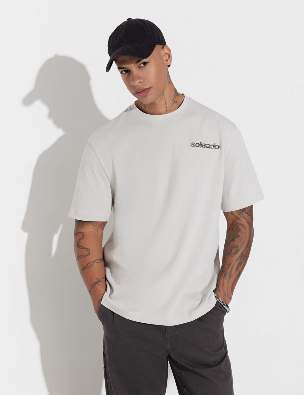 טי-שירט RELAXED FIT עם כיתוב