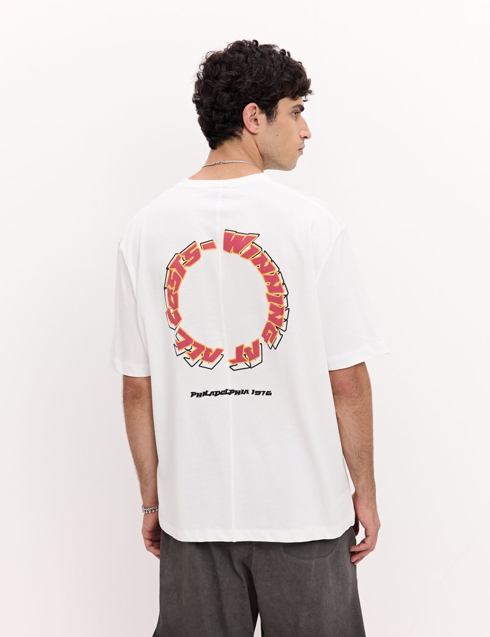 טי שירט Relaxed fit עם חתך אחורי וארט