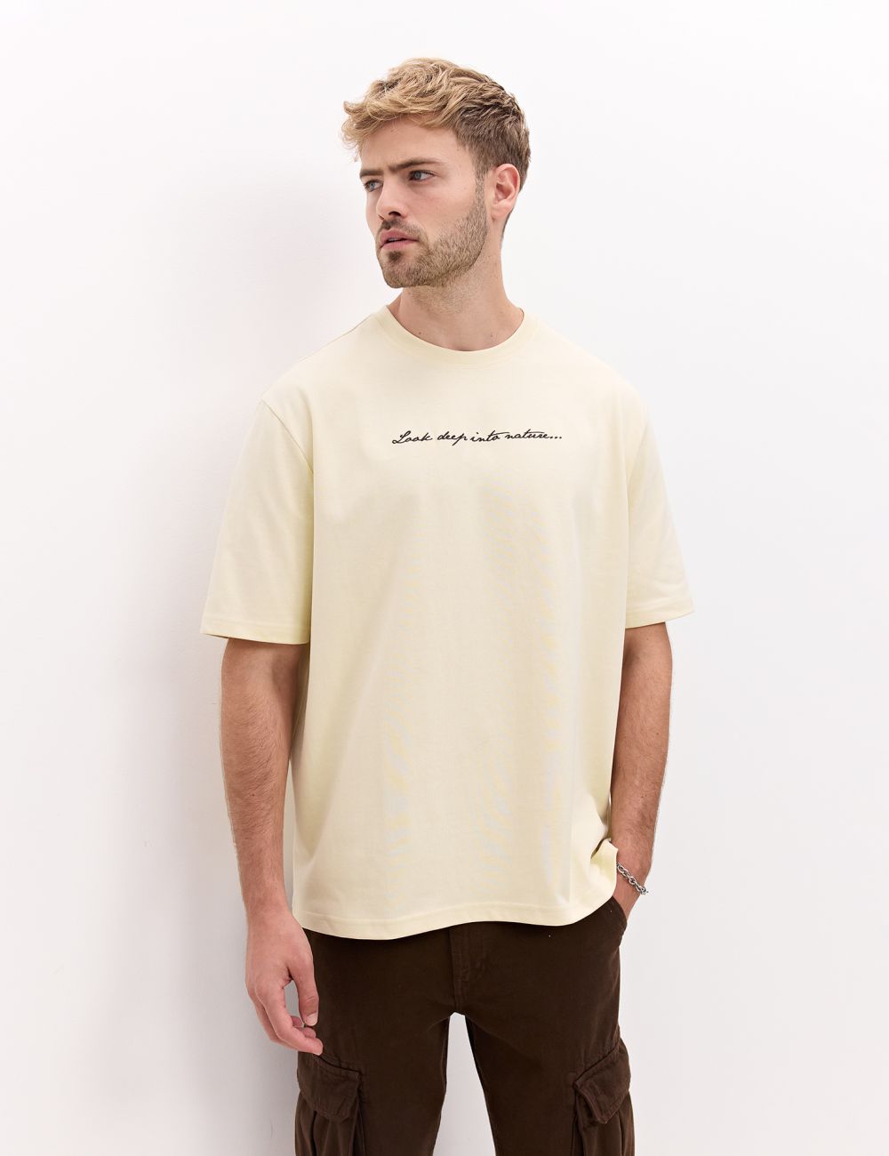 חולצה בגזרתRelaxed fit עם ארט