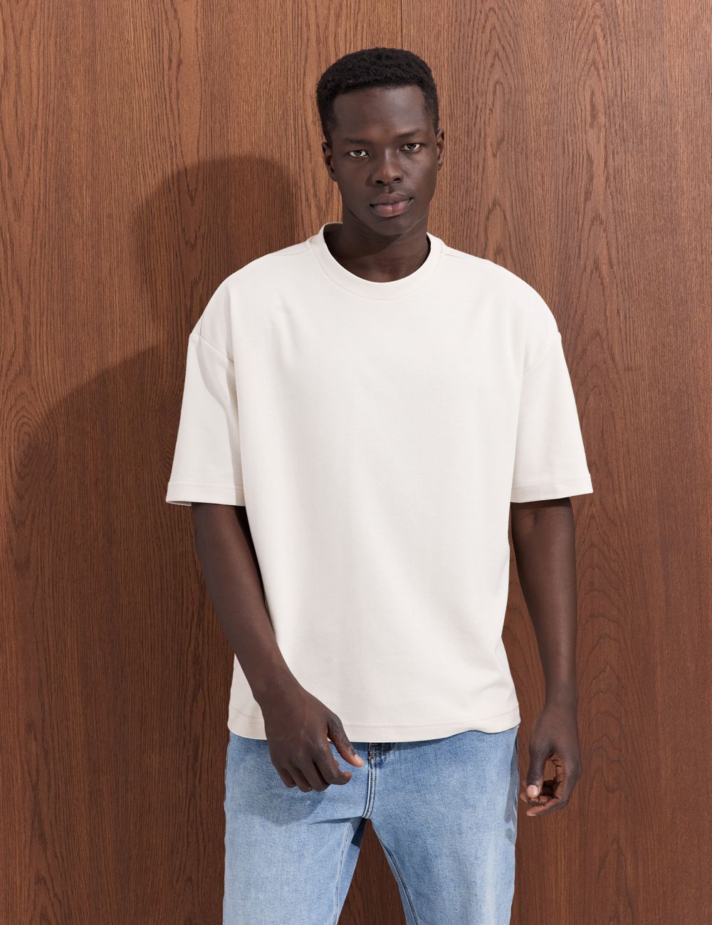 טישרט עם דפוס בגב