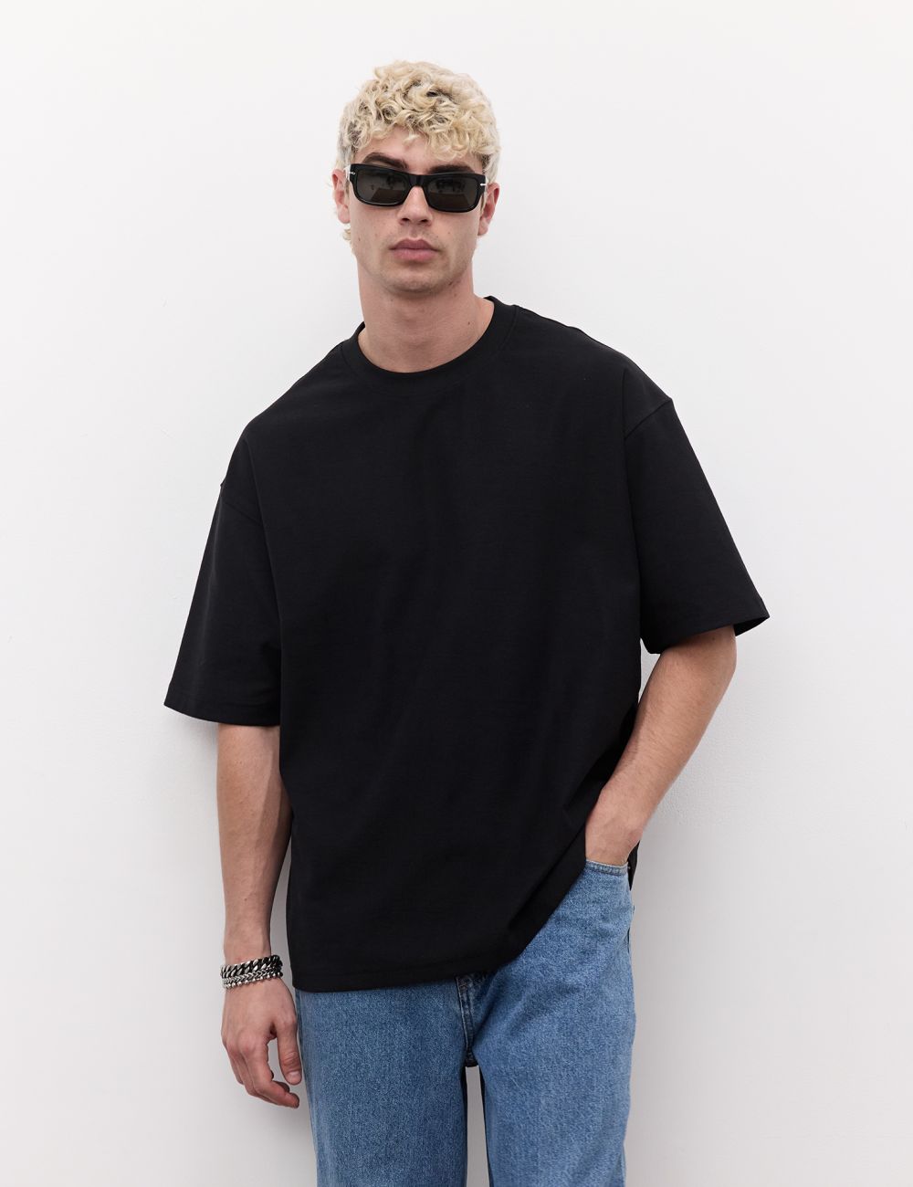 טי שירט עם חתך אחורי