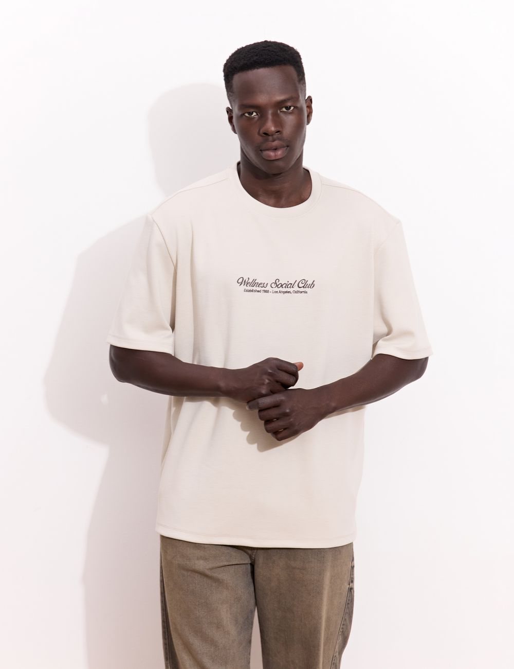 טי שירט עם טקסטורה וריקמה