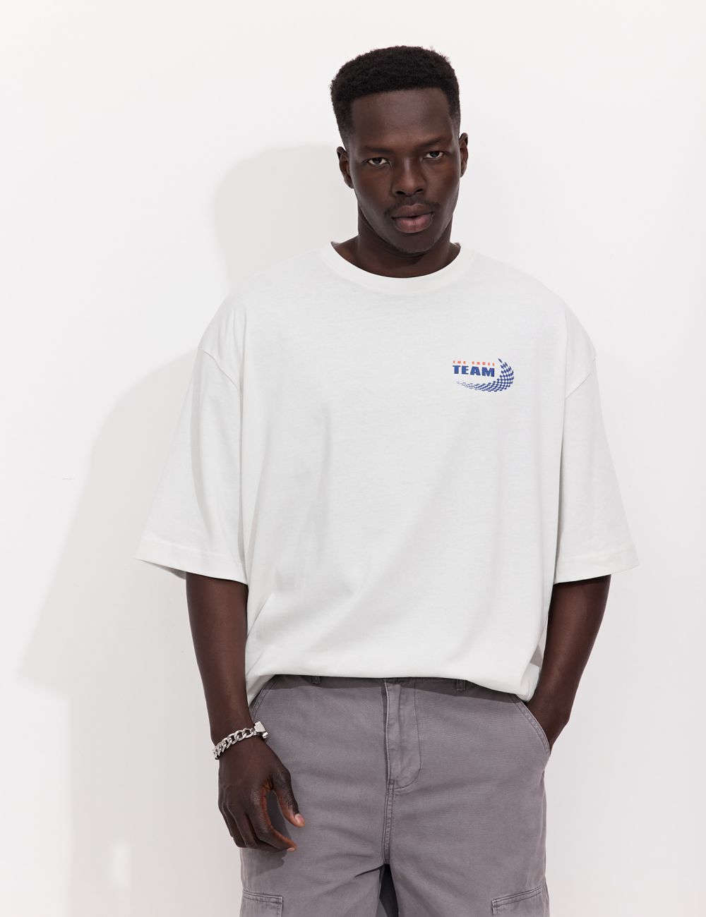 חולצה עם הדפס.