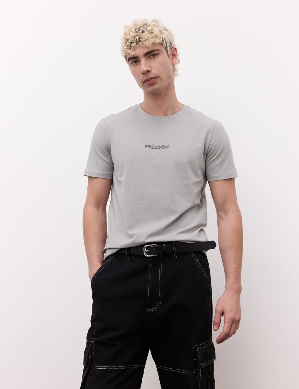 טי-שירט ליקרה מודפסת בגזרת SLIM