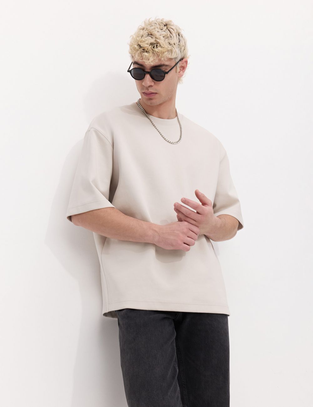 חולצה אוברסייז עם דפוס מובלט