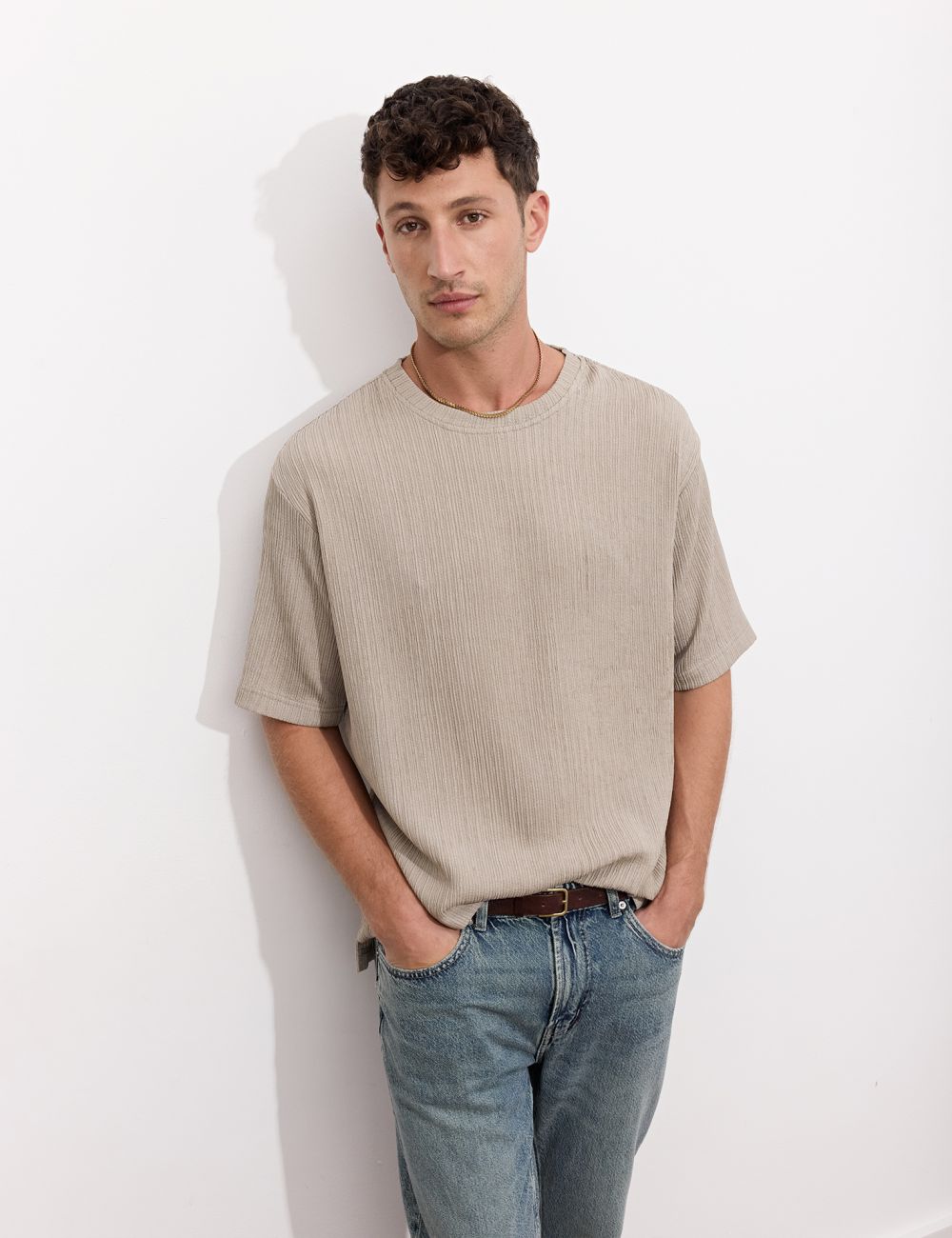 טי שירט עם טקסטורת פסים