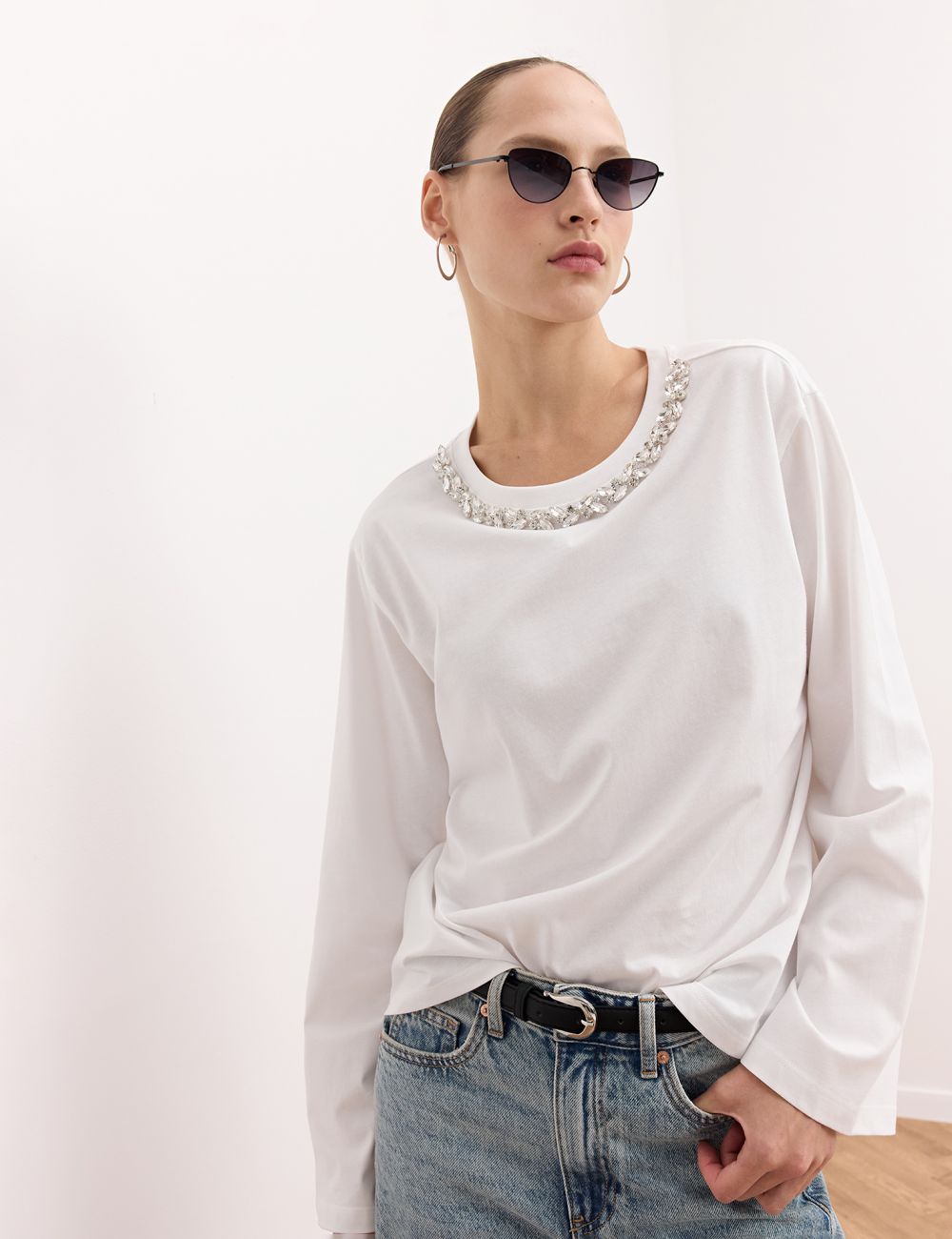 חולצת טי שירט עם שרוולים מתרחבים וצווארון מקושט