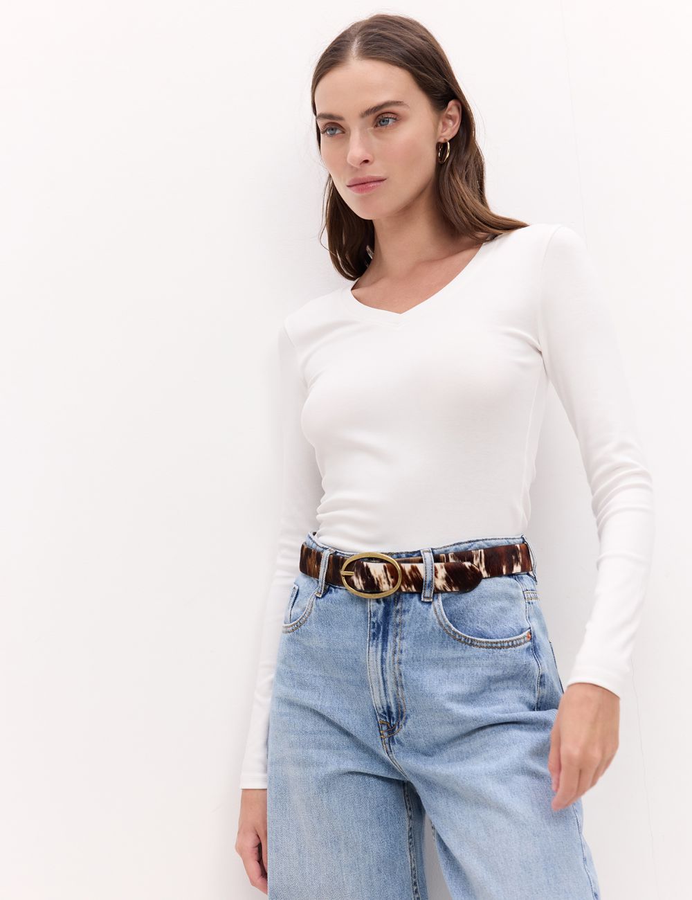 טי שרט עם שרוולים ארוכים וצווארון v