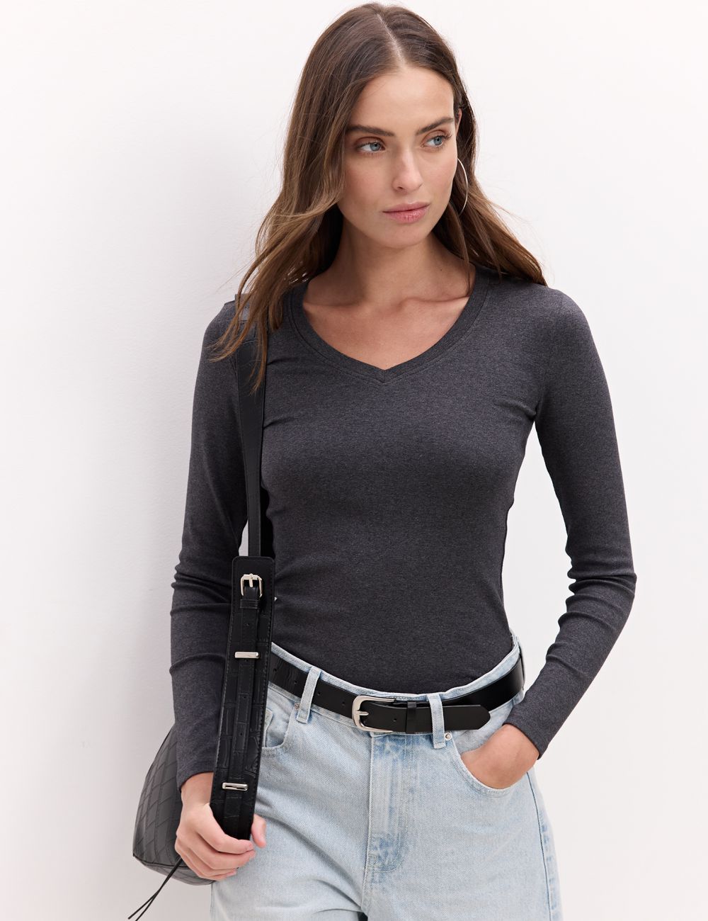 טי שרט עם שרוולים ארוכים וצווארון v